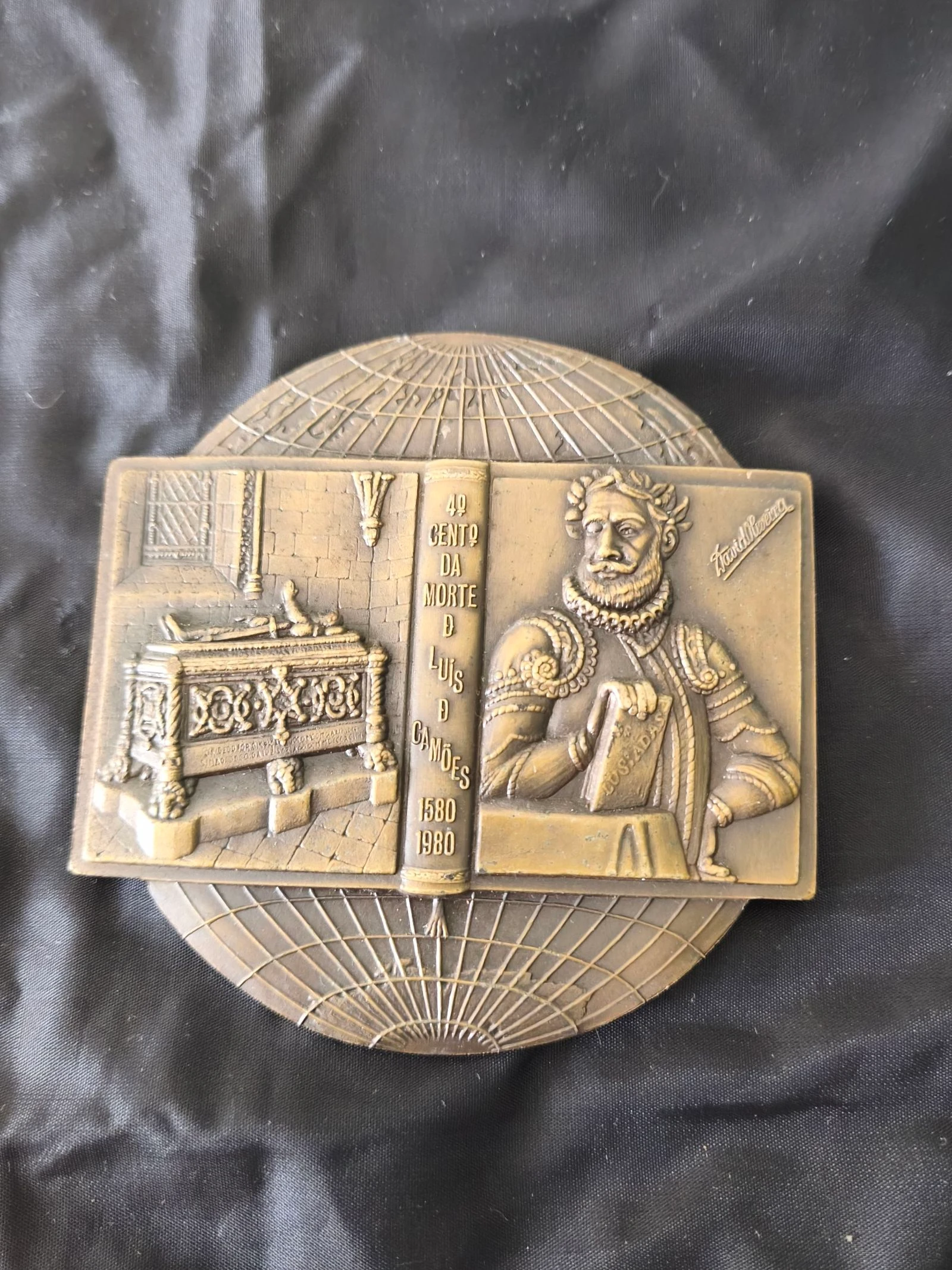 Medalha comemorativa do 4º centenário da morte de Luís de Camões.